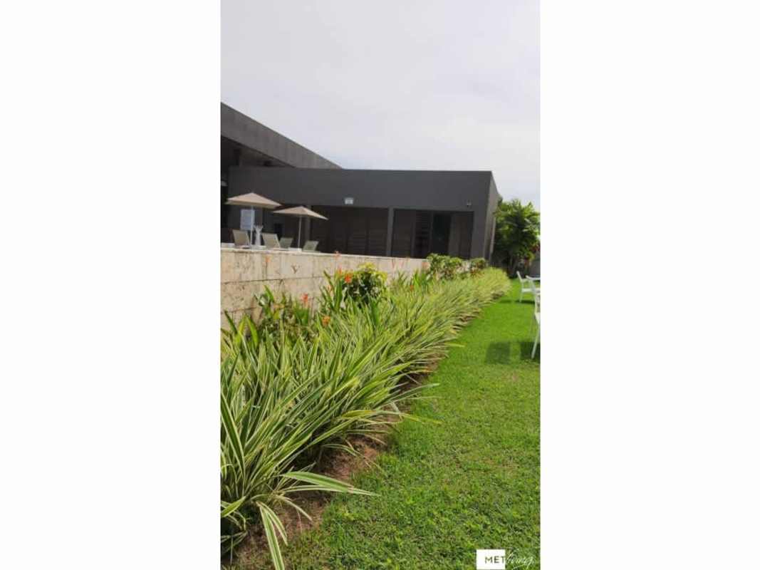 Manicured garden and patio seating PH Victoria Brisas del Golf Panama