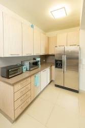 Bedroom with twin beds and natural light in PH Balboa II Bijao Panama