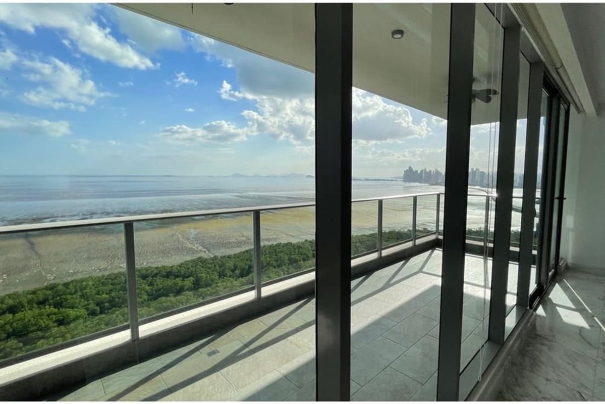 Upgraded kitchen with granite countertops, built-in stainless steel appliances in PH Regalia Panama