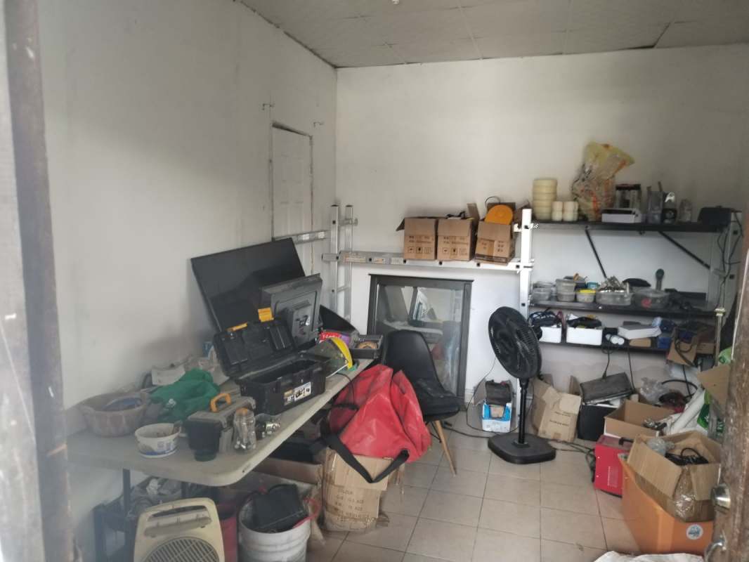 Interior storage workspace with metal wall, concrete floor at Ciudad Radial Juan Diaz warehouse