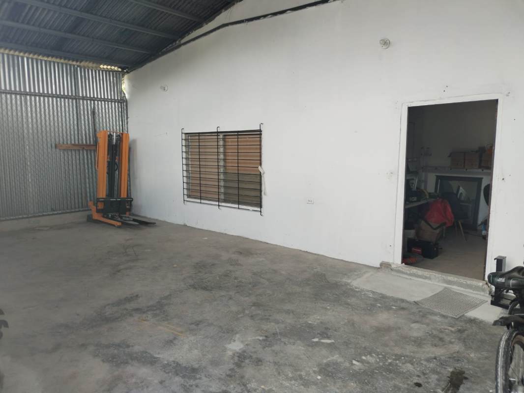 Secured garage style warehouse unit with concrete floor and metal siding Juan Diaz Panama
