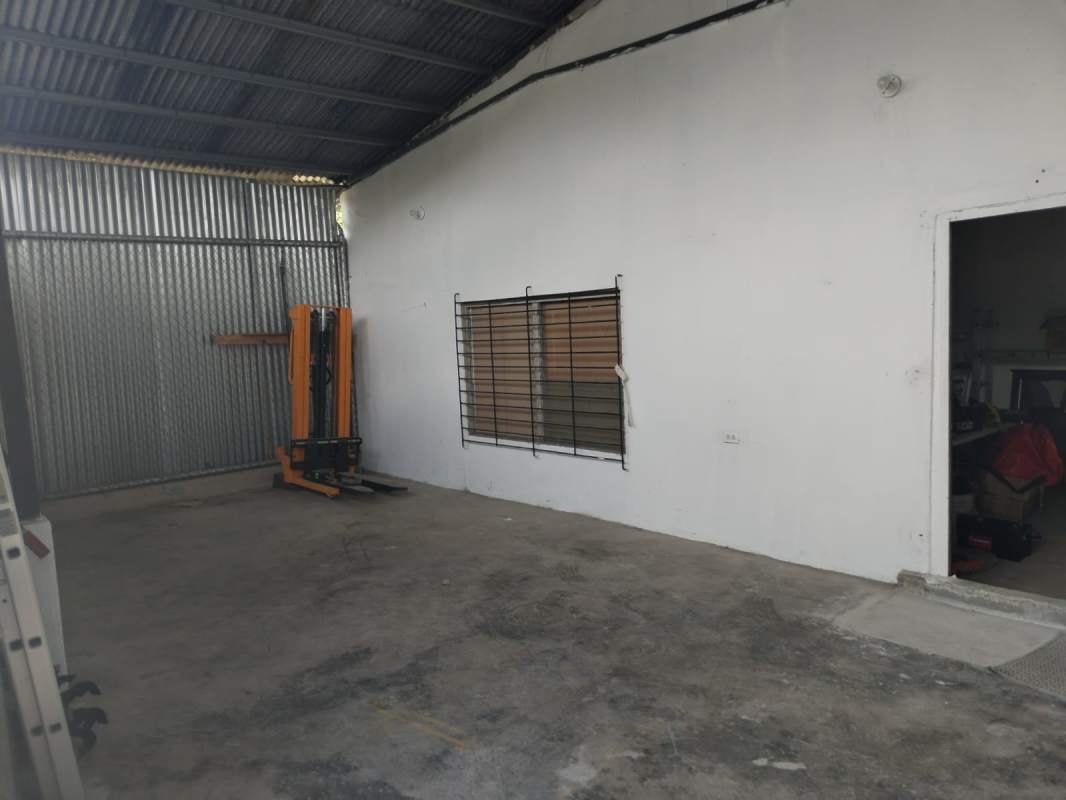 Commercial warehouse exterior with secure gate and parking Ciudad Radial Panama