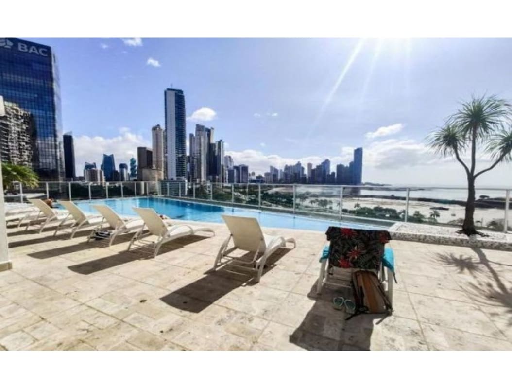 Rooftop terrace with jacuzzi and lounge area in PH White Tower Avenida Balboa Panama City