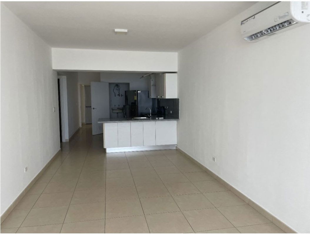 Rooftop jacuzzi area overlooking city skyline in PH White Tower Panama Avenida Balboa