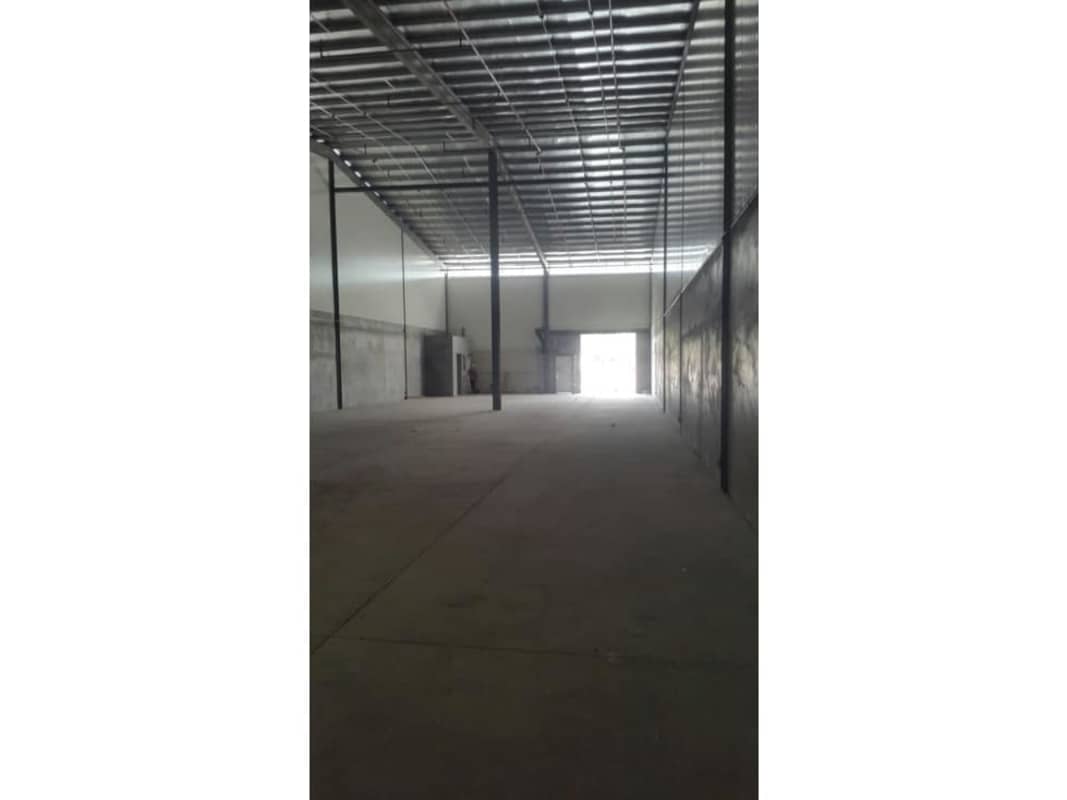 Interior of industrial warehouse with concrete flooring and high ceiling Milla 8 Panama
