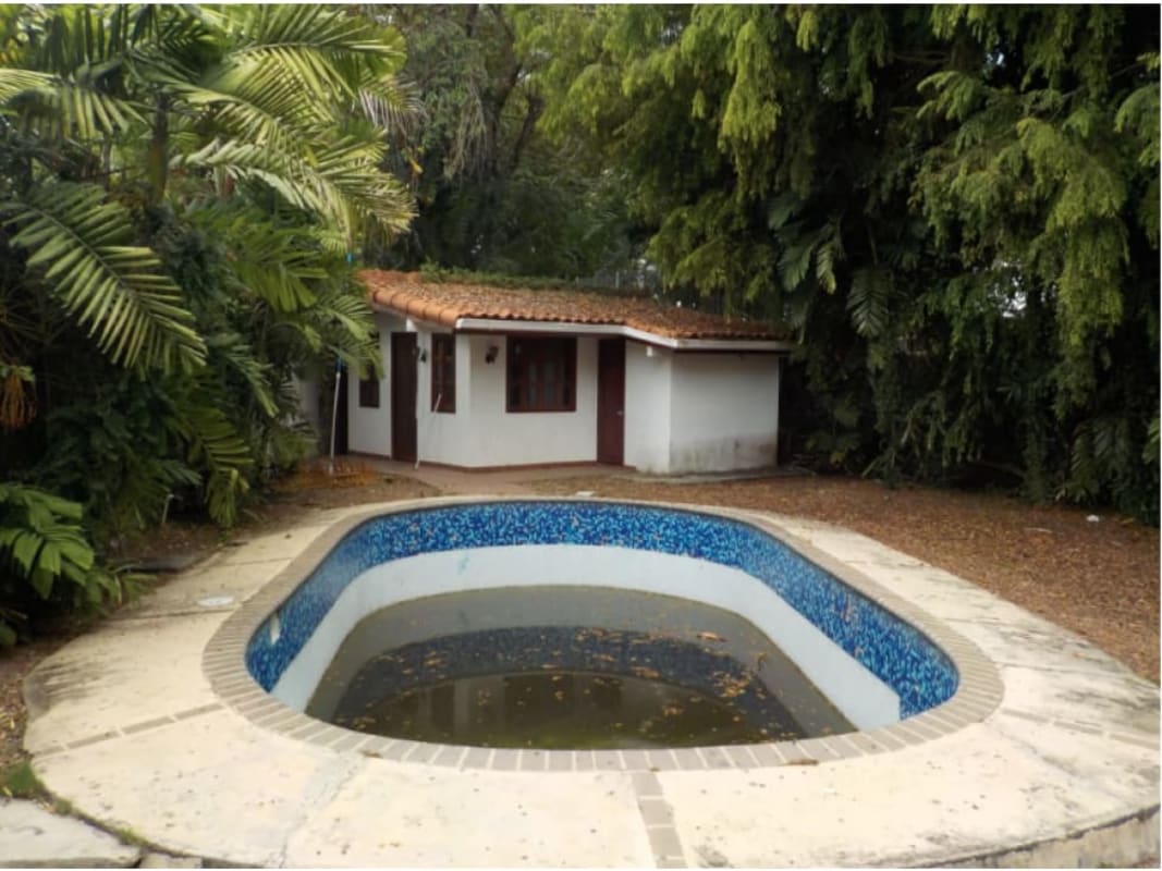 Detached guest house white wall terracotta tile roof surrounded by garden Coco del Mar Panama