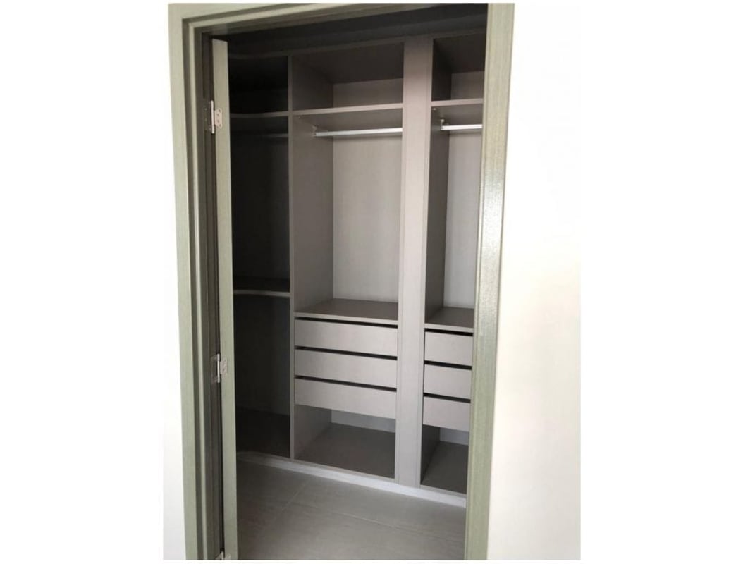 Contemporary walk-in closet with built-in shelves and drawers in PH The Towers apartment Panama