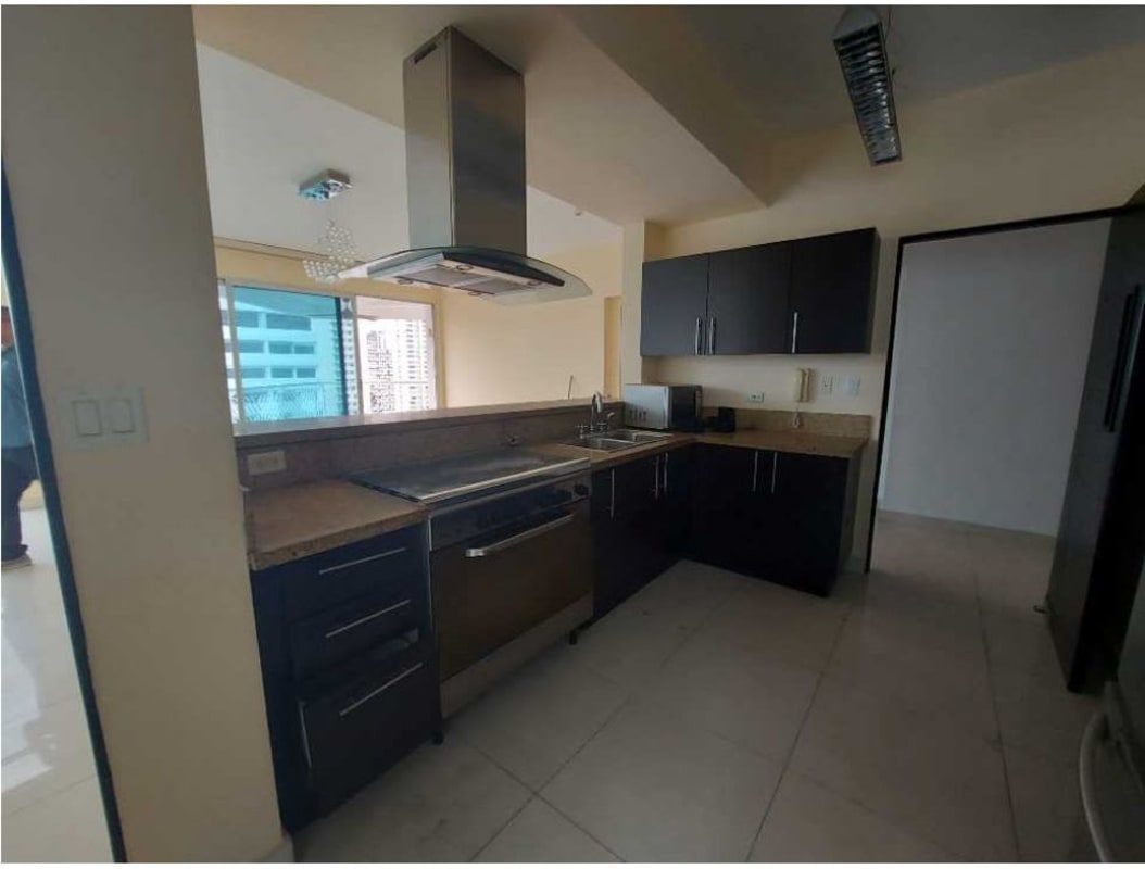 Modern bathroom with walk-in shower in PH Keops Towers San Francisco