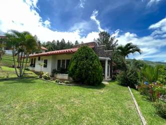Rustic gazebo surrounded by nature with panoramic mountain views Altos del María Panama