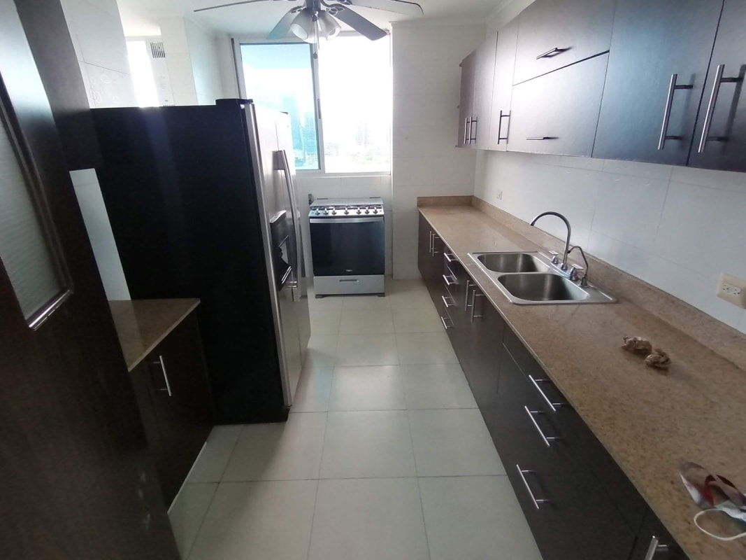 Bedroom with built-in closet ceiling fan city view window PH Marina Plaza San Francisco Panama