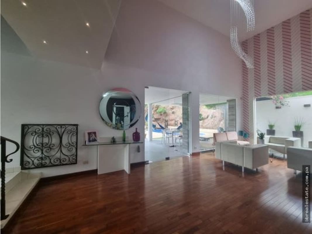 Luxury 4BR House with Pool Fuentes del Fresno Altos de Panamá