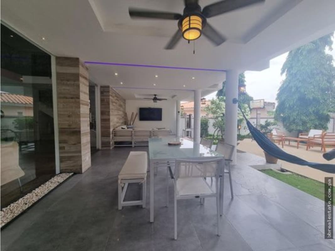 Updated kitchen with granite countertops, wood cabinetry, stainless appliances in house Fuentes del Fresno Panama