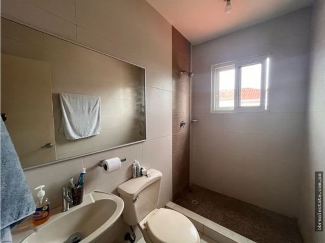 Contemporary bathroom with walk-in shower, large mirror and natural light PH Quintas de Versalles Costa Sur