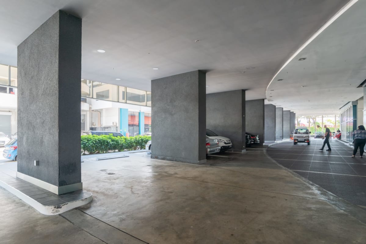 Flexible work area or meeting room tiled floors PH Yacht Club Tower Panama City