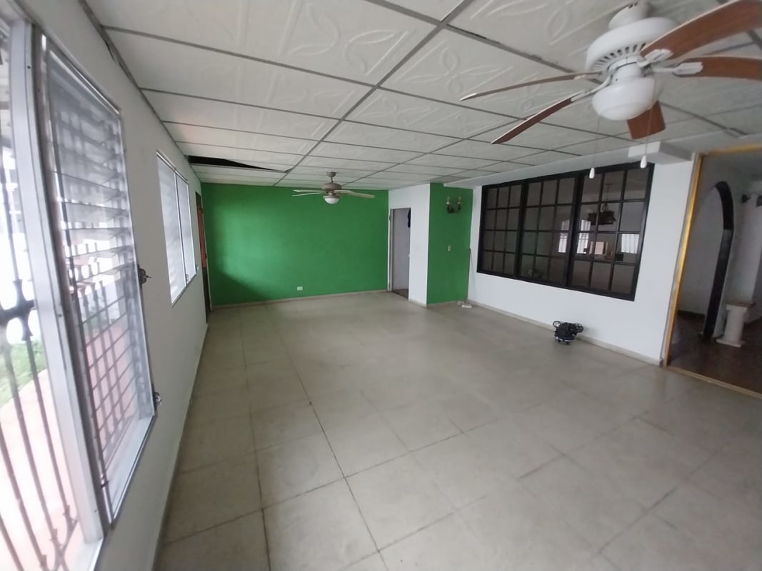 Private tiled patio with lawn area and enclosed walls Pedregal Panama