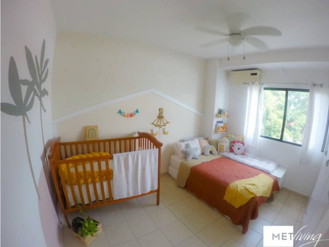 Bright kids bedroom with ceiling fan, window, playful decor in PH Parque Lefevre Panama City