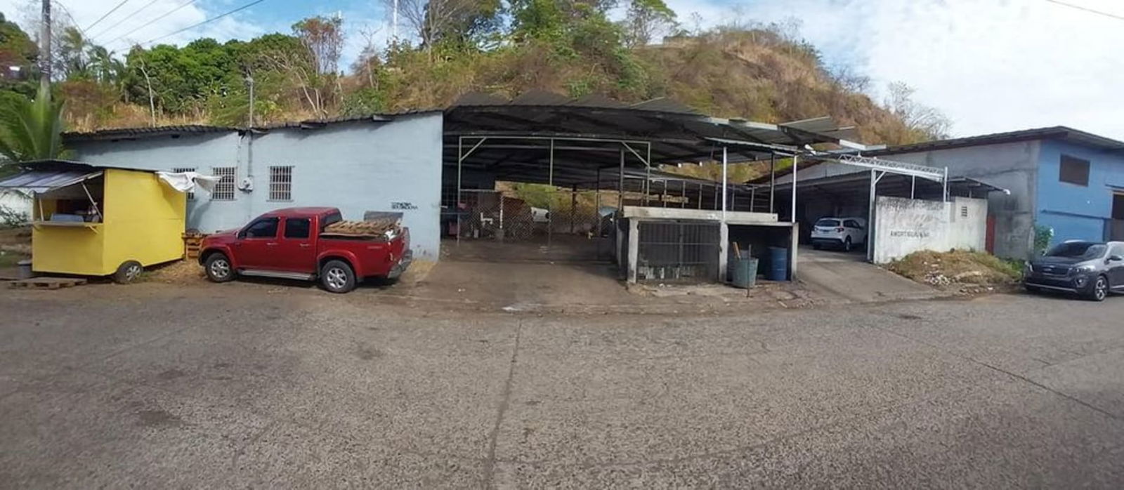Exterior fenced industrial lot featuring open work areas, covered shelters and parking, Panama City