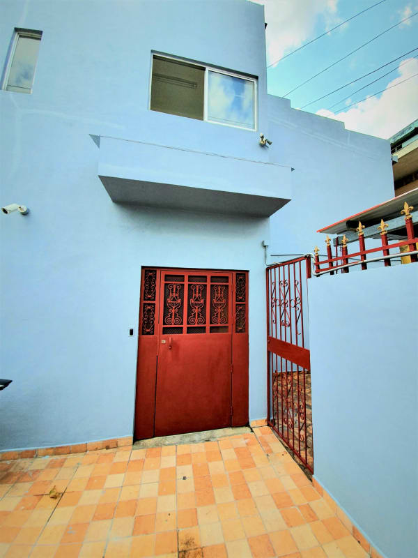 Small basic kitchen with tile counter, pass-through window studio apartment for rent Villa Cáceres Betania