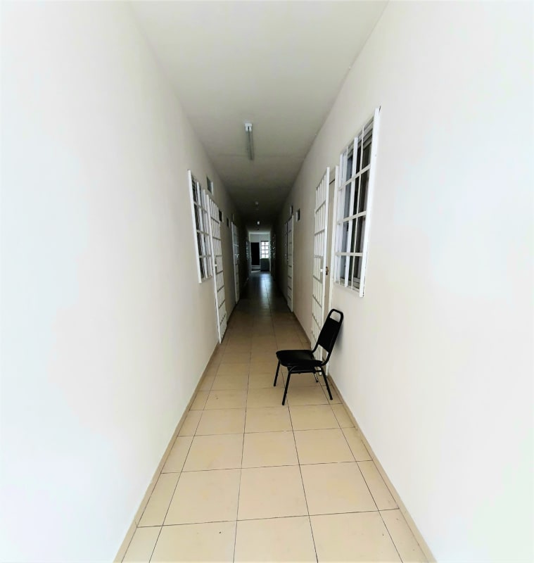 Empty bedroom area ceiling fan tile floors natural light economical studio apartment Villa Cáceres Betania