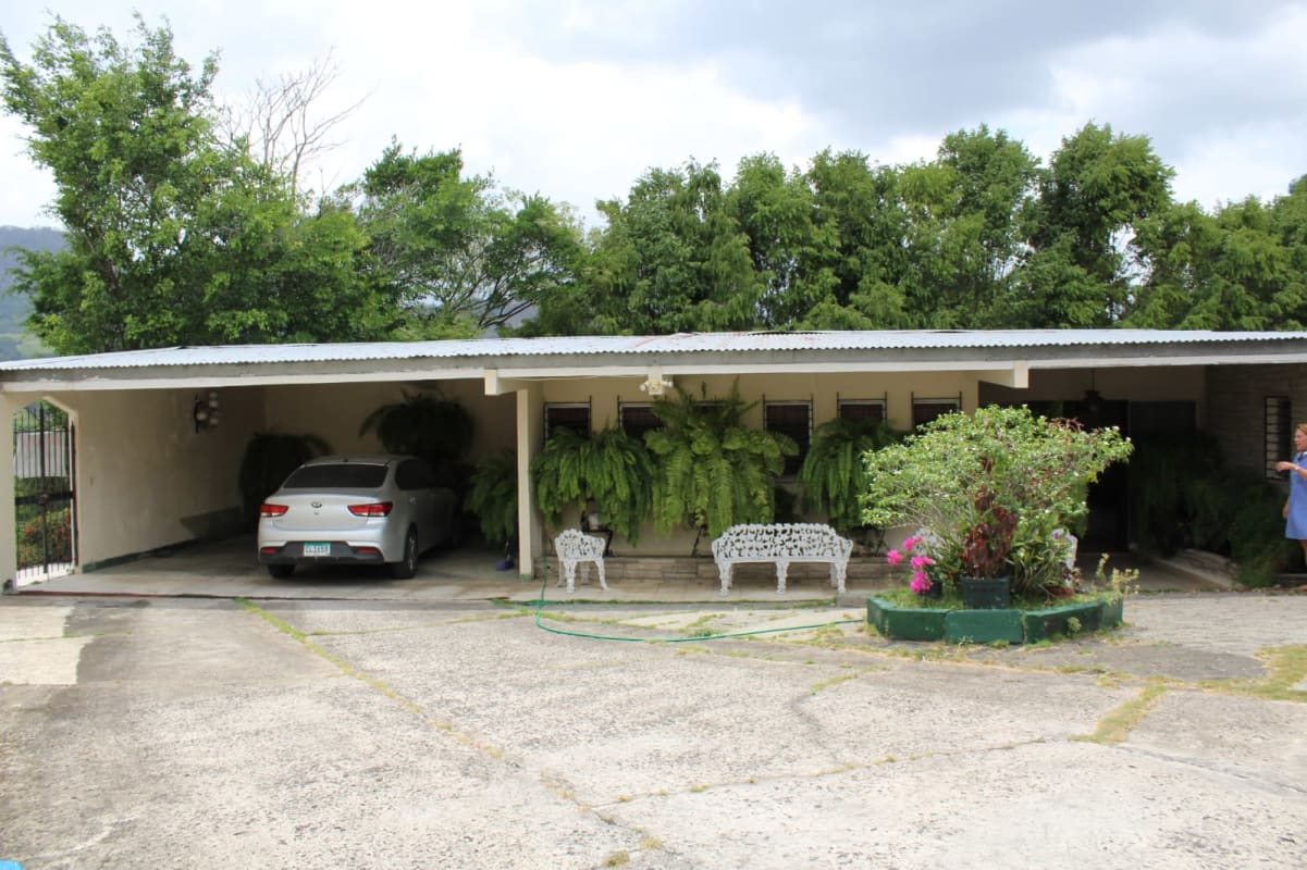 Single-story house with garden, carport and lush plants Las Cumbres Panama