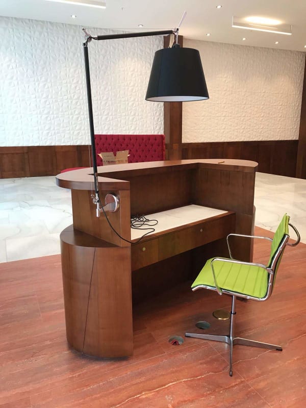 Lobby reception with large lamp, elegant finishes PH Bella Vista SkyTower Panama