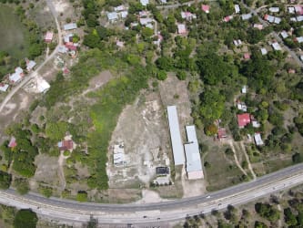 Large outlined plot of land with structures adjacent main road in Penonomé Coclé