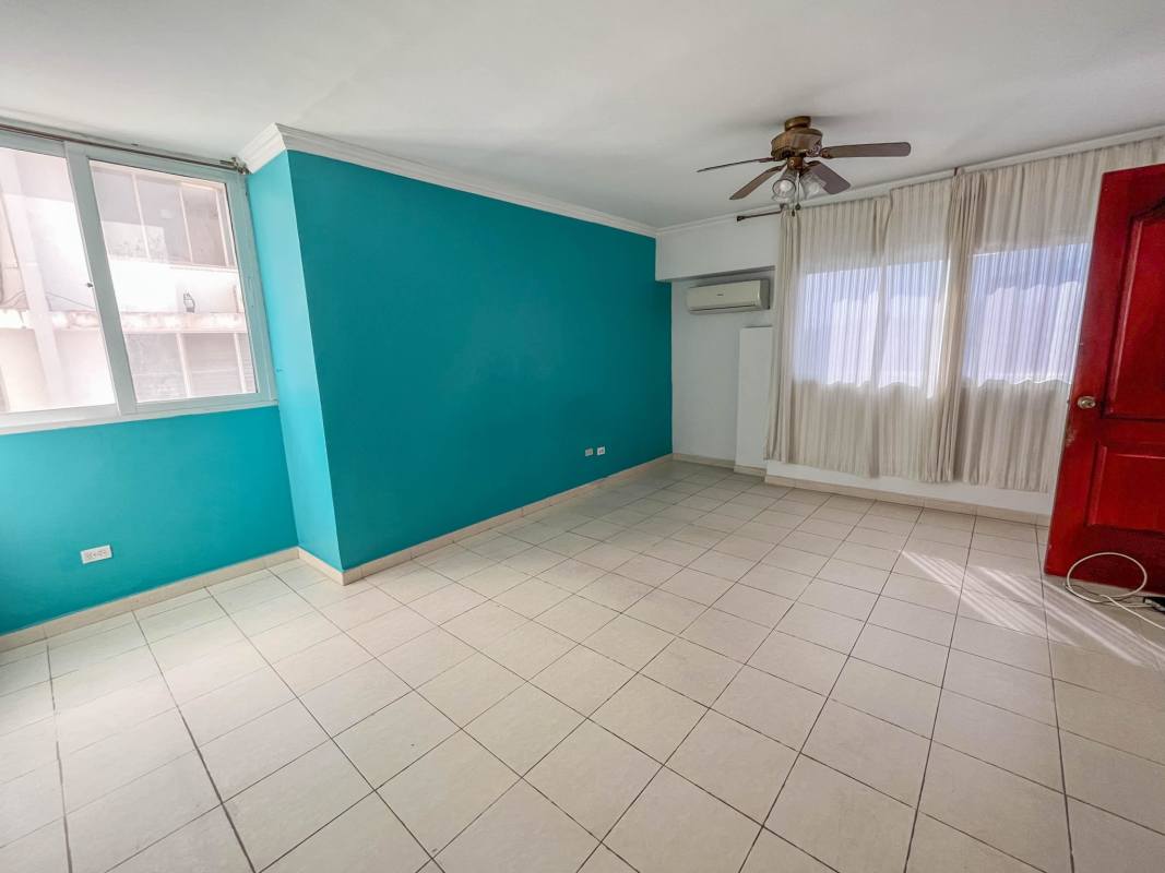 Bedroom with large windows, ceramic tiles and city view in PH Brisas del Carmen Panama City