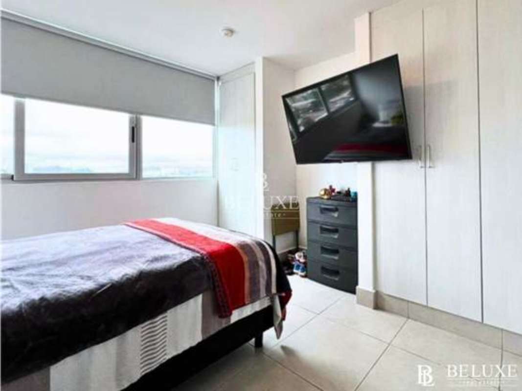 Rooftop pool with jacuzzi sun deck at PH Vivendi Green Panama