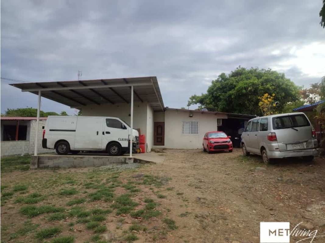Carport and parking space near house with metal roof Utive Pacora Panama