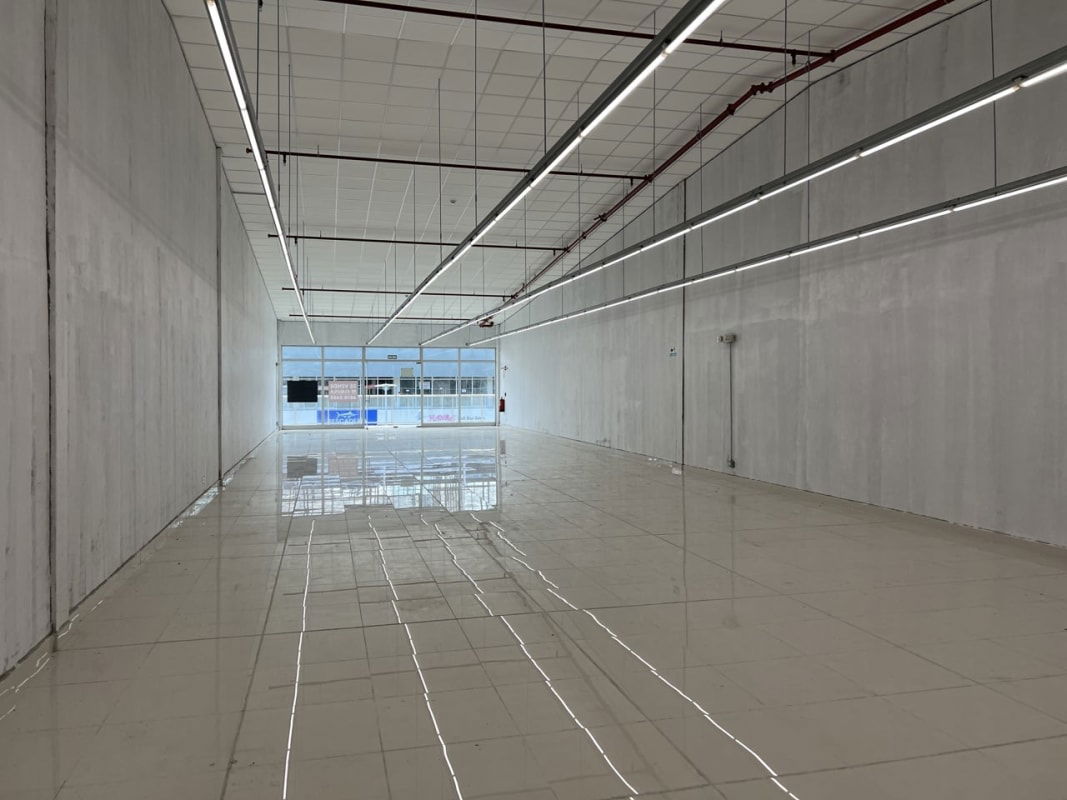 Open commercial space with high ceiling and tiled floors in Metro Park Costa Sur Panama