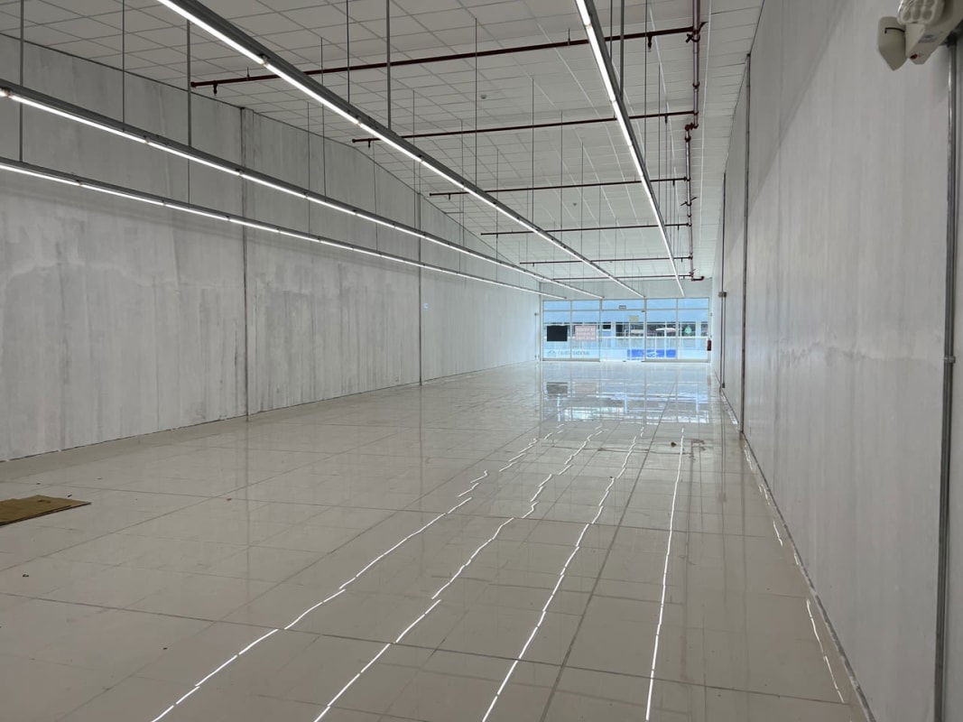 Spacious open commercial retail space with tiled flooring in Metro Park Costa Sur Panama