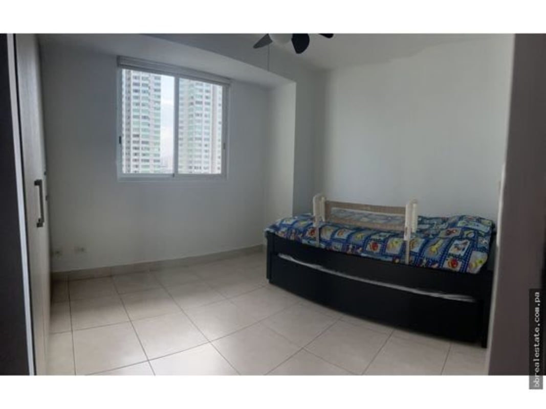Bedroom with city view window, closet, ceiling fan PH Belview Towers Panama