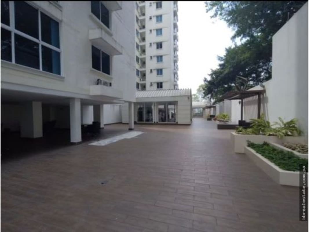 Landscaped courtyard with seating and pergolas PH Belview Towers Panama
