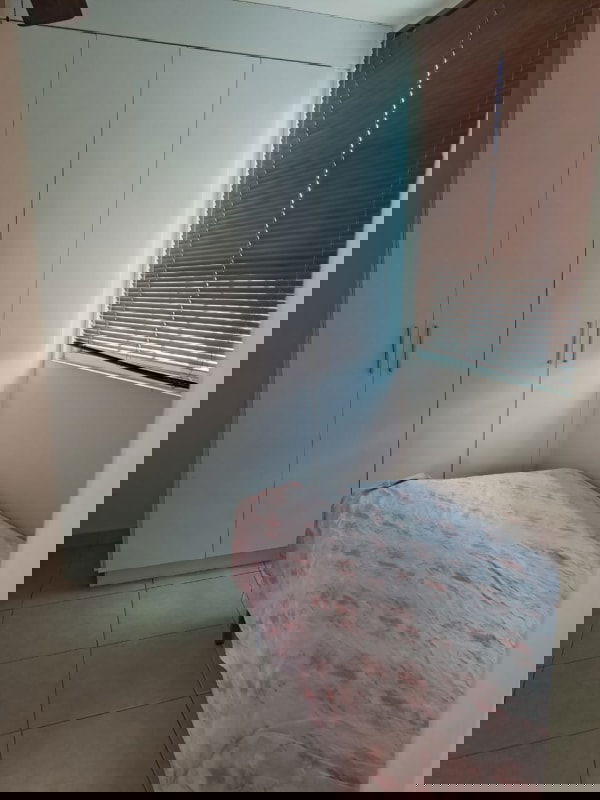 Simple bedroom with built-in closet window blinds at Parque Lefevre apartment for sale