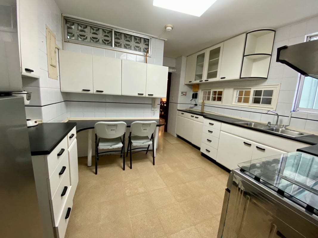 Classic kitchen with white cabinets, tile backsplash and breakfast nook in PH Crystal Panama City