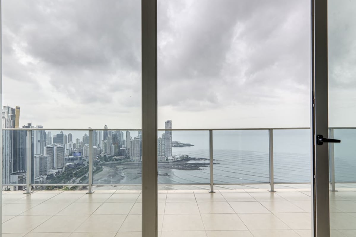 Modern open living area with panoramic ocean and skyline views penthouse Avenida Balboa Panama