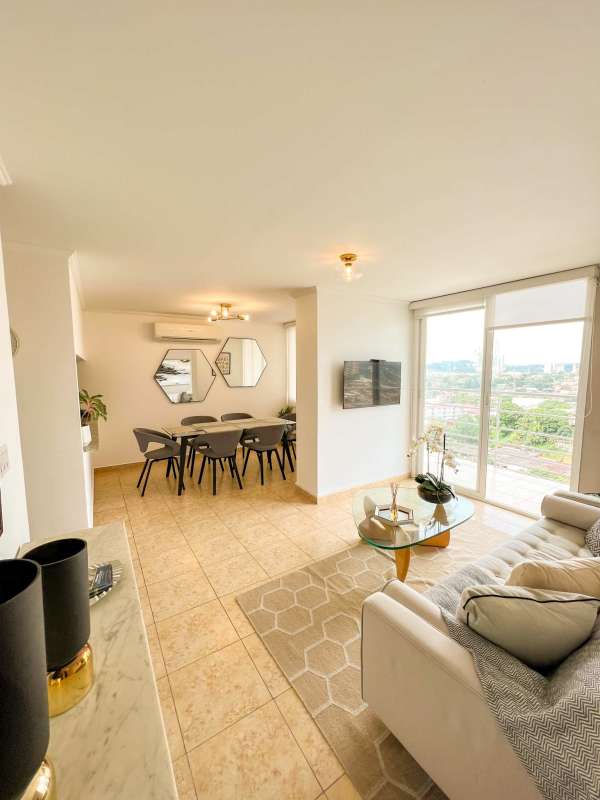 Rooftop infinity pool panoramic city skyline PH Cosmopolitan Tower Panama