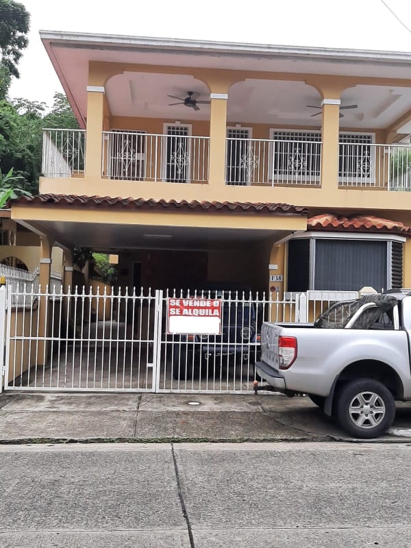 Two-level house with balcony, carport, gates in Villa de las Fuentes Panama for sale