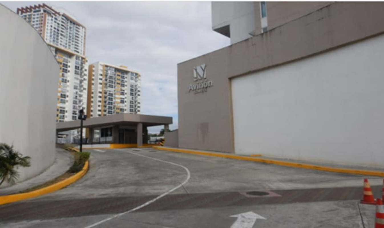 Contemporary bedroom with built-in closet and attached bathroom in PH Aviñón Panama City