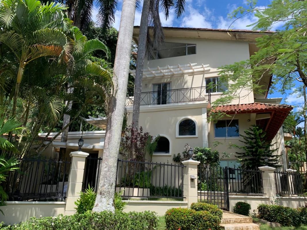 Luxury house pool with jacuzzi tropical landscaping for rent in Albrook Ancon Panama City