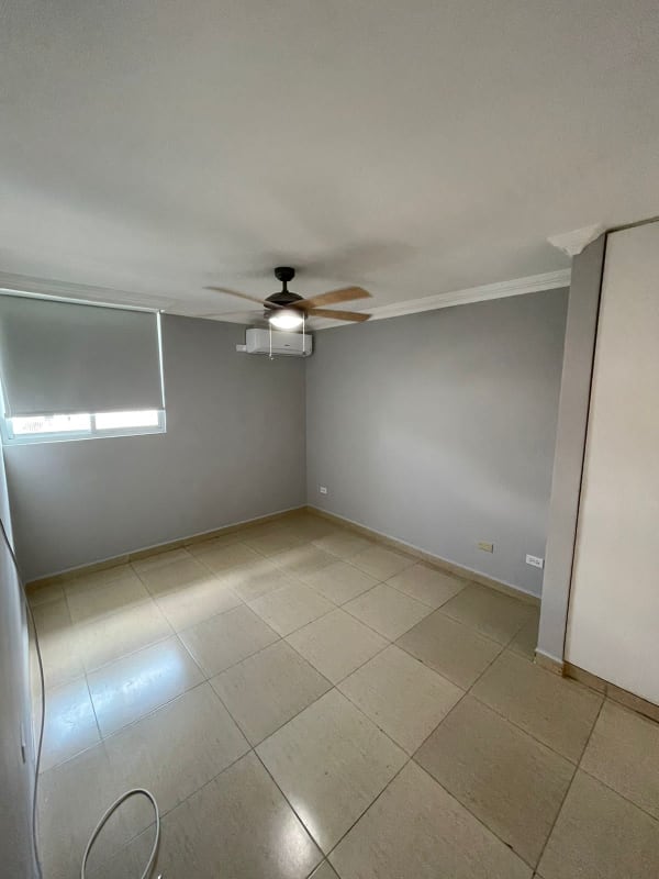 Spacious bedroom with built-in closet, inverter air conditioning and ceiling fan in PH Sunflower Carrasquilla Panama