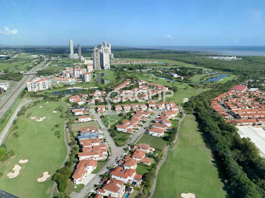 Golf course front villas and green spaces in Santa María, Panama City