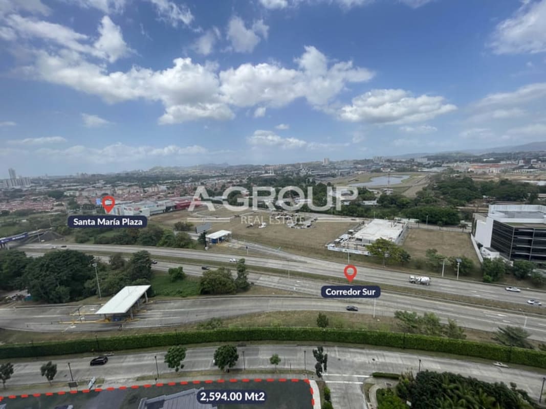 Santa María Golf Club surrounded by luxury homes and towers with Panama City skyline