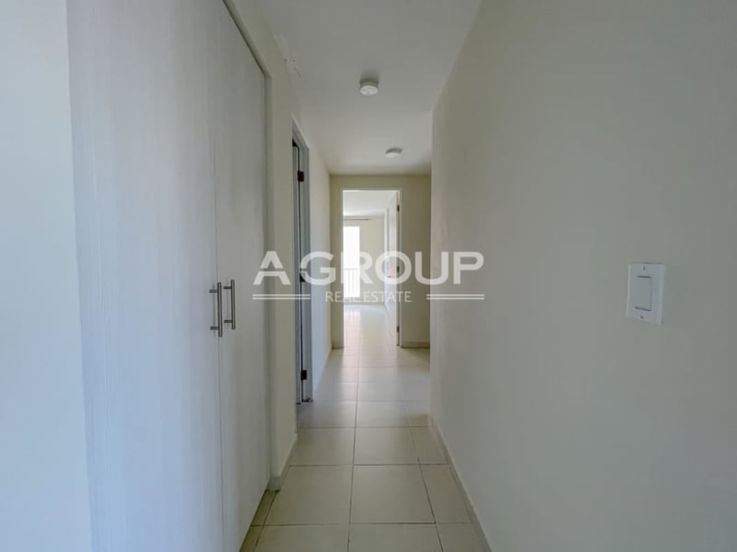 Spacious living-dining area with green accent wall and AC at Torres de Versalles Panama