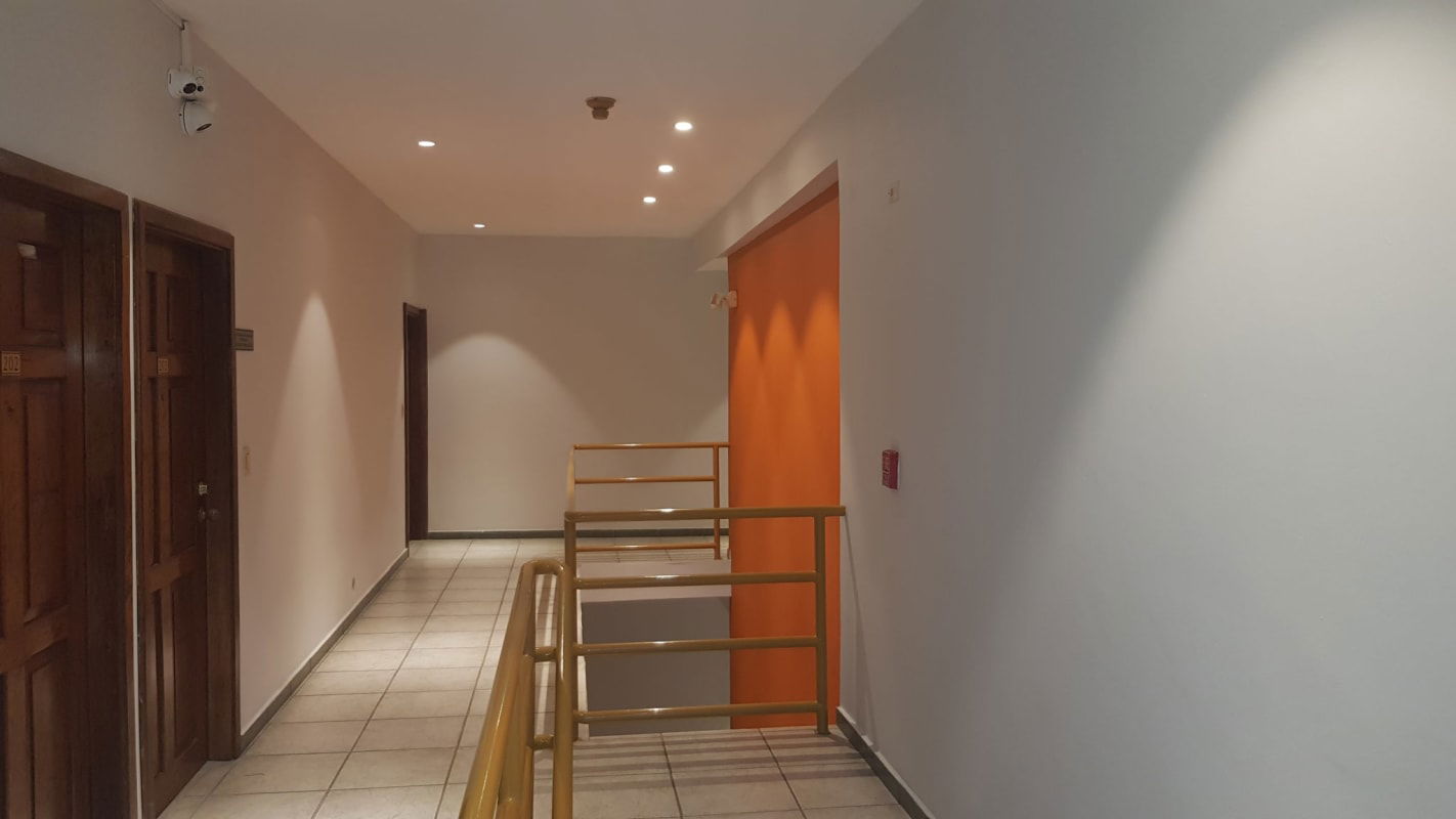 Clean tiled bathroom with toilet and vanity inside office PH Centro Empresarial Calle 50