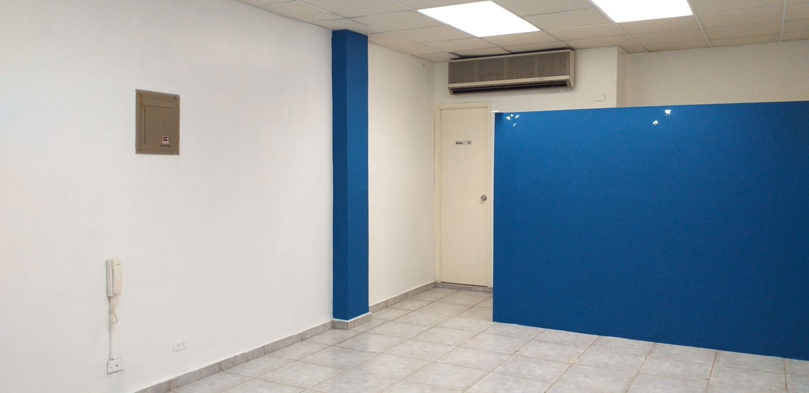 Main central office space with partition wall, ceramic floor at PH Centro Empresarial Calle 50 Panama