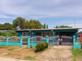 Spacious 2BR House with Garden & Garage in Aguadulce