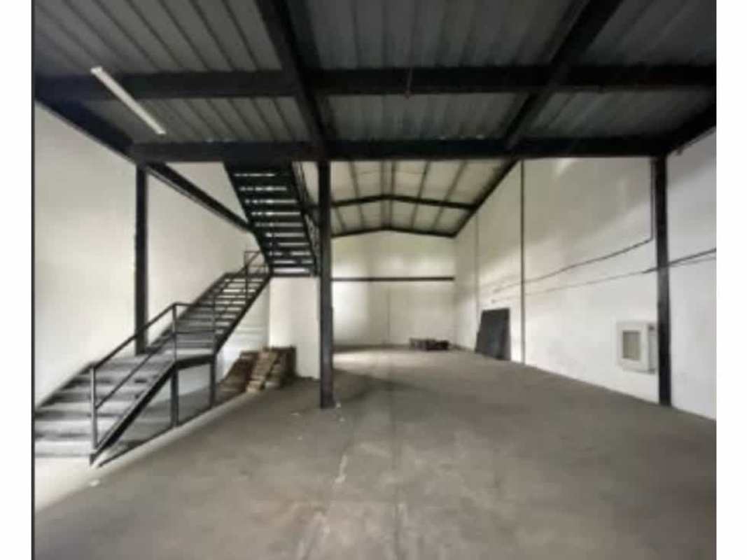 Industrial warehouse with high ceilings, exposed beams and loading access in Ciudad Radial Juan Diaz Panama