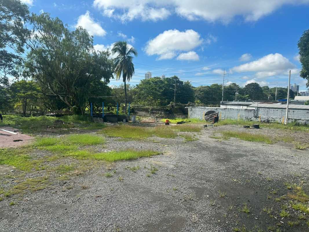 Vacant gravel patch and green grass corner lot in Parque Lefevre Panama City