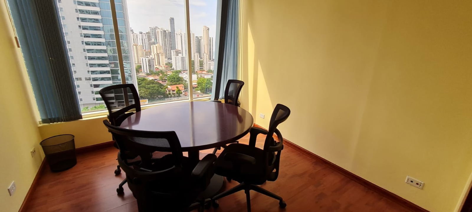 Small conference area with panoramic city view in PH BICSA Tower Calle 50